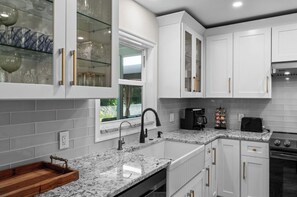 Private kitchen - Serene 3-bedroom house with AC in charming Venice (Venice)