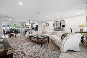 Living area - Serene 3-bedroom house with AC in charming Venice (Venice)