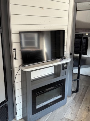 Interior - LEALMAN RV Peaceful 2-bedroom recreational vehicle with AC in St. Petersburg (St. Petersburg)