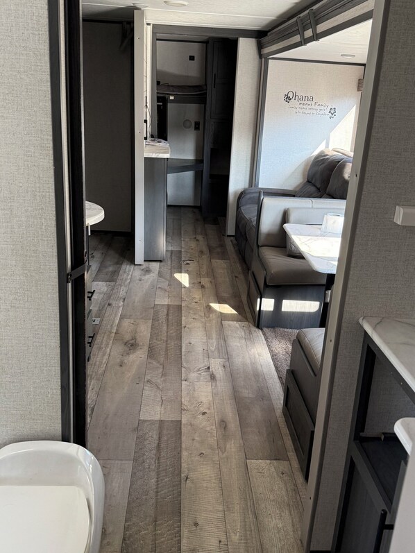 2 bedrooms, free WiFi, bed sheets - LEALMAN RV Peaceful 2-bedroom recreational vehicle with AC in St. Petersburg (St. Petersburg)