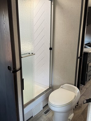 Shower, towels, soap, shampoo - LEALMAN RV Peaceful 2-bedroom recreational vehicle with AC in St. Petersburg (St. Petersburg)