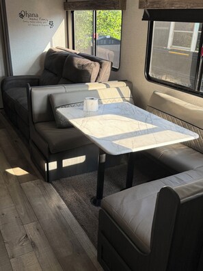 Smart TV, fireplace, stereo - LEALMAN RV Peaceful 2-bedroom recreational vehicle with AC in St. Petersburg (St. Petersburg)