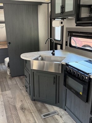 Fridge, microwave, oven, stovetop - LEALMAN RV Peaceful 2-bedroom recreational vehicle with AC in St. Petersburg (St. Petersburg)