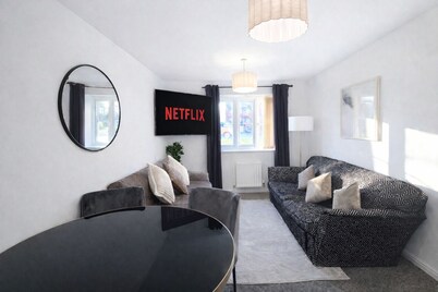 Luxury Solihull 2-BR Apartment near BHX, NEC, Resorts World, BP Pulse & JLR