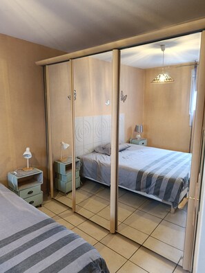 Unclassified image, 3 of 31, button - Bright T5 for vacations or work with private parking space. (Port-de-Bouc)