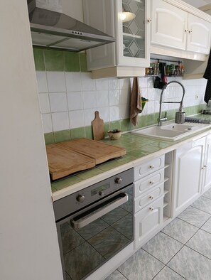 Unclassified image, 2 of 31, button - Bright T5 for vacations or work with private parking space. (Port-de-Bouc)