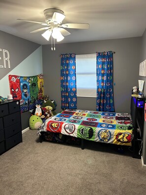 4 bedrooms, iron/ironing board, WiFi, bed sheets - EAA Ready! Charming 4-bedroom house with AC in lovely Oshkosh (Oshkosh)