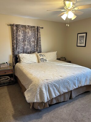 4 bedrooms, iron/ironing board, WiFi, bed sheets - EAA Ready! Charming 4-bedroom house with AC in lovely Oshkosh (Oshkosh)