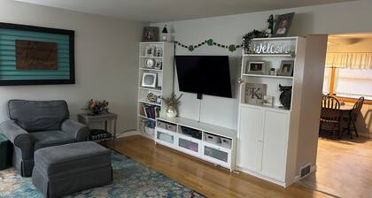 EAA Ready! Charming 4-bedroom house with AC in lovely Oshkosh