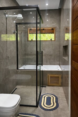 Shower, toilet paper - Cozy country house, close to the center, easy access. Pets are allowed. (São Lourenço da Serra)
