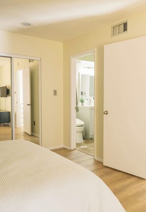 3 habitaciones, tabla de planchar con plancha, wifi y ropa de cama 