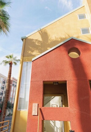 Exterior - Superb 3-bedroom condo in the heart of Tempe. (Tempe)