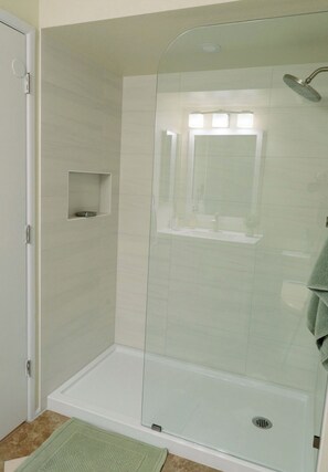 Shower, jetted bath, hair dryer, bidet - Superb 3-bedroom condo in the heart of Tempe. (Tempe)
