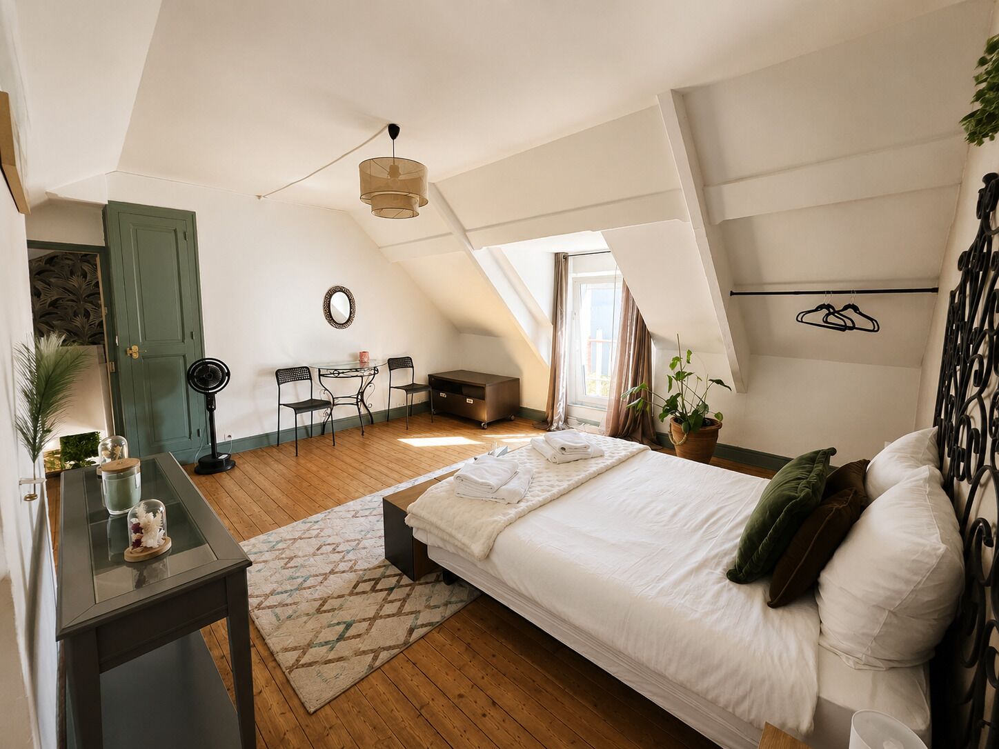 2 bedrooms, travel cot, free WiFi, bed sheets