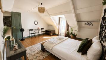 2 bedrooms, travel cot, free WiFi, bed sheets