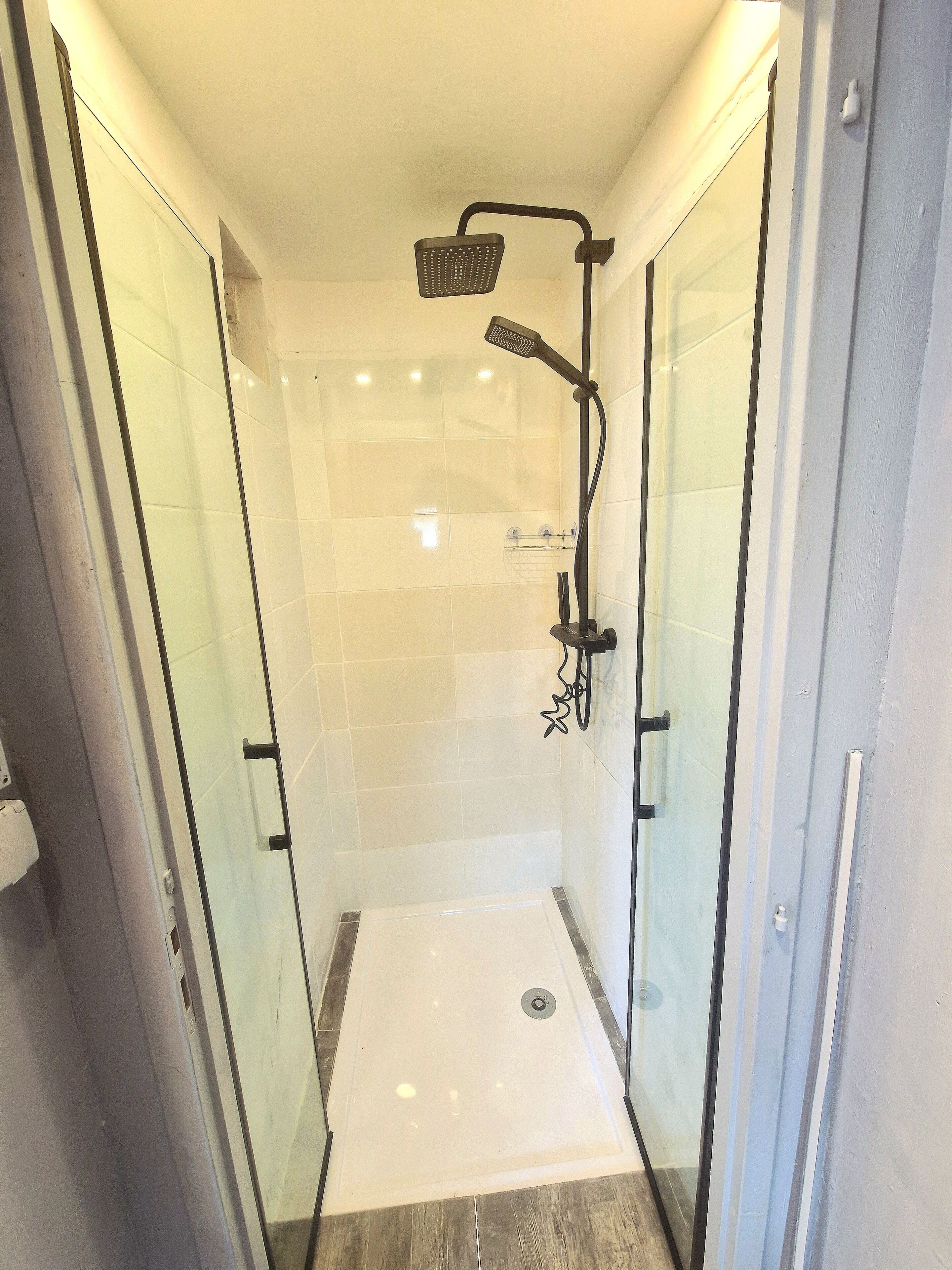 Een douche, een haardroger, een bidet, handdoeken