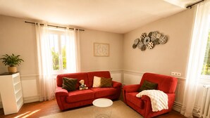 Living area - Cozy House Near the Castle & Lakeside Leisure Area (Cepoy)