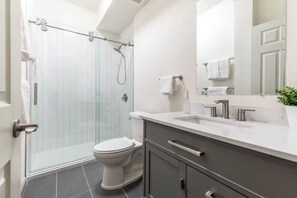 Shower, hair dryer, towels, soap - 10 min to Times Square - Luxury & Space 2Bd/1Ba (Weehawken Township)