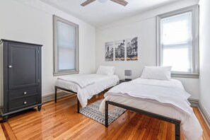 2 habitaciones, tabla de planchar con plancha, wifi y ropa de cama 