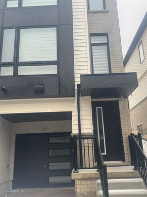 Exterior detail - 3BED Modern townhome (Brant)