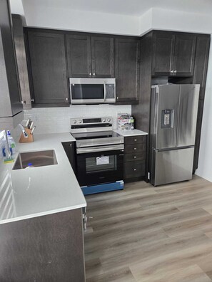 Private kitchen - 3BED Modern townhome (Brant)