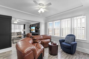 Living area - 1BR king bed/Free Parking /Wi-Fi /Central Location (Milwaukee)