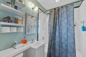 Hair dryer, towels, soap, toilet paper - 1BR king bed/Free Parking /Wi-Fi /Central Location (Milwaukee)