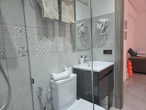 Shower, hair dryer, towels, soap - Hivernage Chic :Havre de Paix & Minimalist Design (Marrakech)