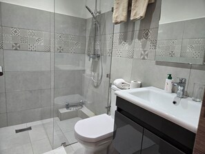 Shower, hair dryer, towels, soap - Hivernage Chic :Havre de Paix & Minimalist Design (Marrakech)