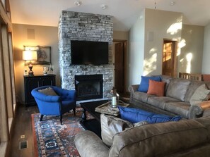 Smart TV, DVD player, stereo - Fawn Memories-Lakefront Home in Deerfield Resort with Stunning Norris Lake Views (LaFollette)