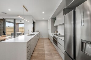 Fridge, microwave, oven, stovetop - Coastal Lux Retreat; Sleeping 10, Indented Heads, brand new, aircon, heating, spacious (Indented Head)