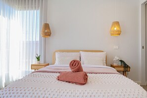 5 bedrooms, iron/ironing board, WiFi, bed sheets