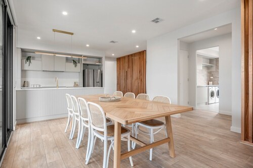 Coastal Lux Retreat; Sleeping 10, Indented Heads, brand new, aircon, heating, spacious