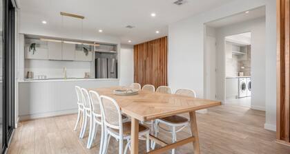 Coastal Lux Retreat; Sleeping 10, Indented Heads, brand new, aircon, heating, spacious