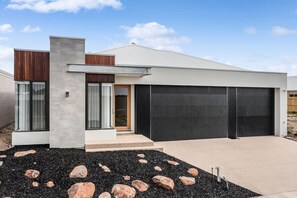 Exterior - Coastal Lux Retreat; Sleeping 10, Indented Heads, brand new, aircon, heating, spacious (Indented Head)