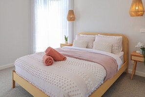 5 habitaciones, tabla de planchar con plancha, wifi y ropa de cama