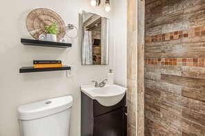 Shower, hair dryer, towels, shampoo - Movie Night! 4BR Home with Projector, Games & BBQ! (San Diego)