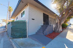 Exterior - Movie Night! 4BR Home with Projector, Games & BBQ! (San Diego)