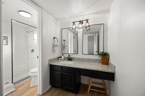 Shower, towels, soap, toilet paper - Brilliant 3-bedroom townhome in charming April Sounds Community (Montgomery)