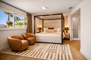 6 bedrooms, iron/ironing board, WiFi, bed sheets - Tampa Waterfront 6BR w/Heated Pool + Dock (Tampa)