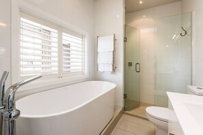 Serviettes fournies, papier toilette