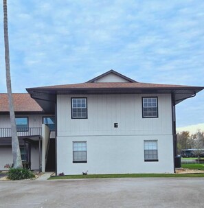 A two-story building with a flat roof and a central entrance. - St. Johns Riverside Retreat, fish, boat, relax. Long stays welcome. (Astor)