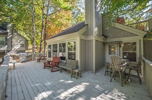 Golf course, pool, tennis, river tubing and pet friendly
