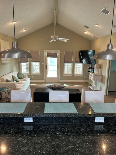 Sea Beauty- 3 bedroom home with efficiency apartment 5 minutes from the beach