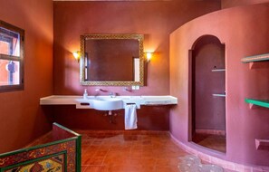 A bathroom with a sink, mirror, and shower. - Domaine JJ – Guesthouse with pool, garden & Atlas view near Marrakech (Marrakech)