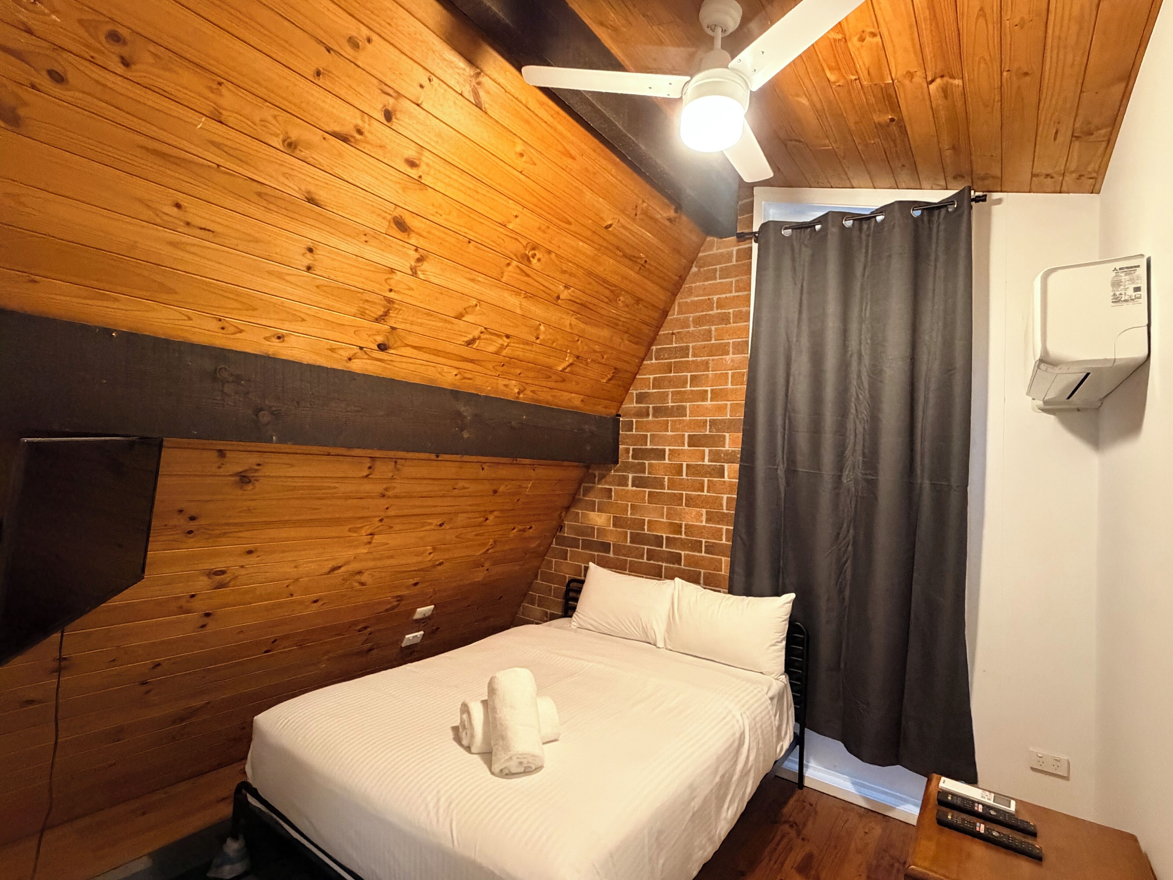 Escritorio, espacio para trabajar con laptop y wifi gratis 