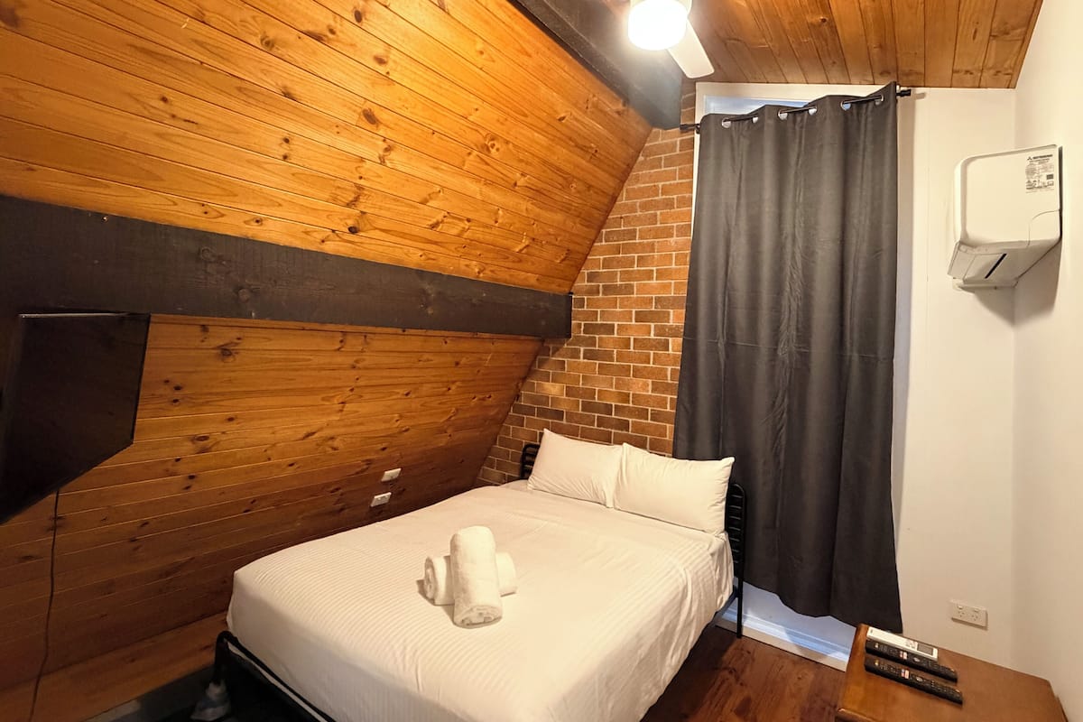 Escritorio, espacio para trabajar con laptop y wifi gratis