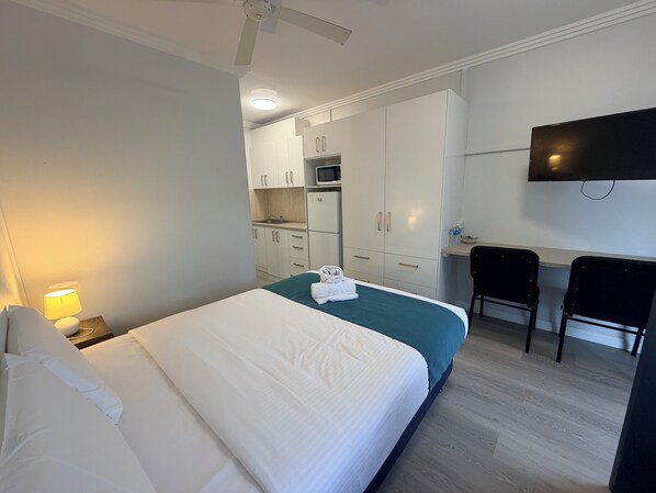 Desk, laptop workspace, free WiFi - Pacific Motel (Taree)