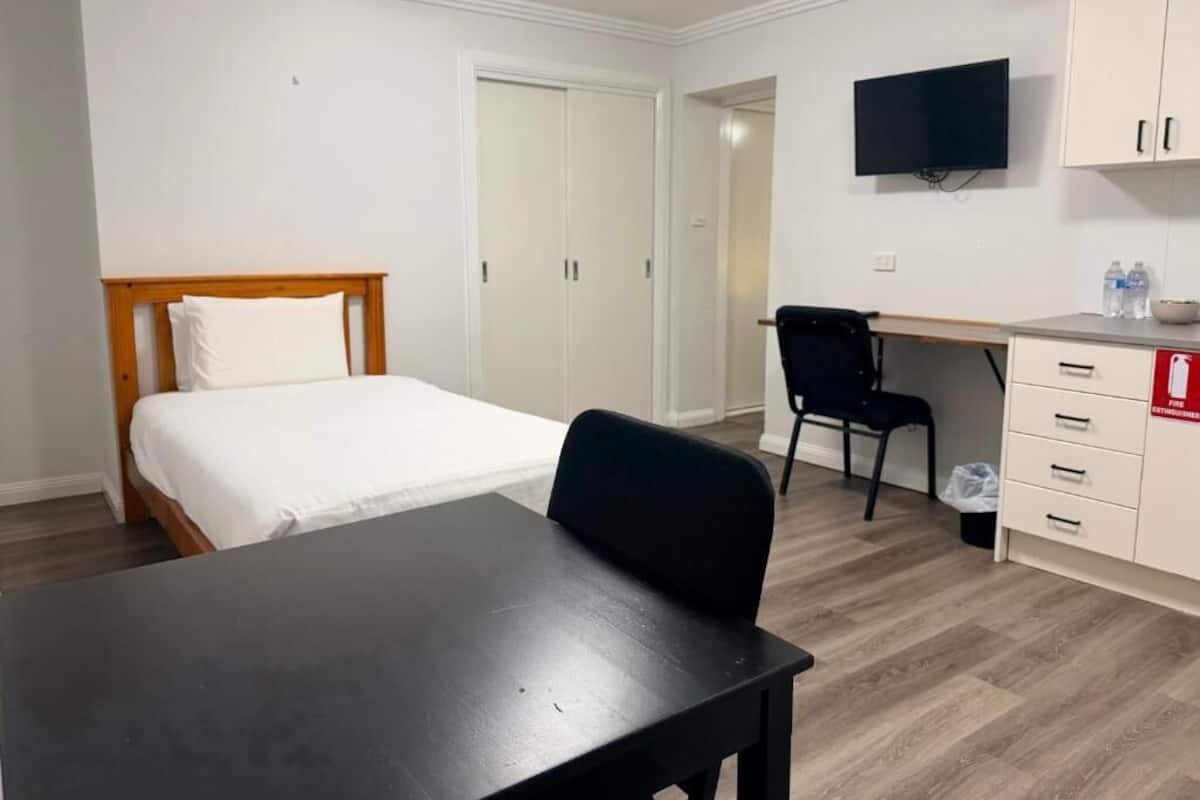 Deluxe-Zweibettzimmer | Schreibtisch, laptopgeeigneter Arbeitsplatz, kostenloses WLAN