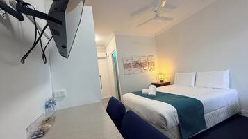 Escritorio, espacio para trabajar con laptop y wifi gratis